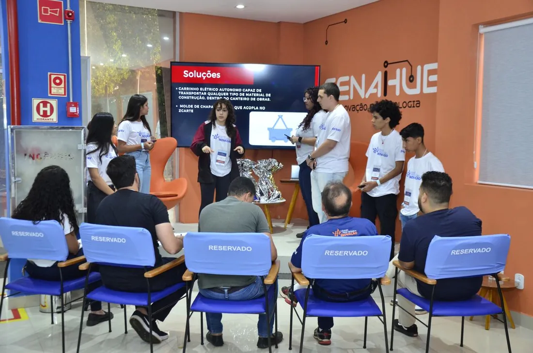 Apresentação do projeto de carrinho elétrico autônomo para uma banca avaliadora no SENAI Hub de Inovação e Tecnologia.