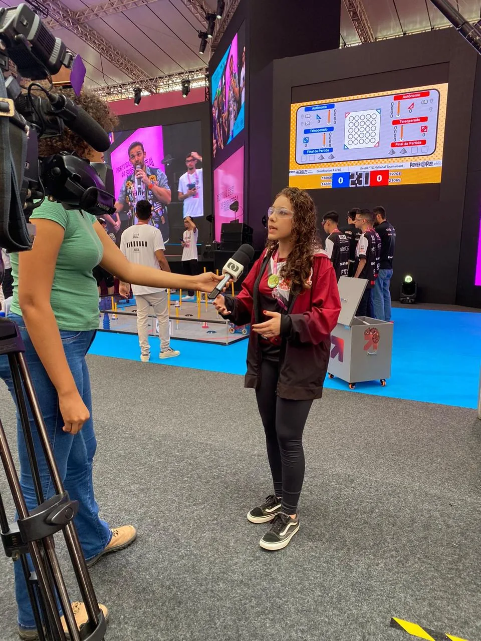 Maria Fernanda concedendo entrevista a uma equipe de TV durante o torneio nacional de robótica.