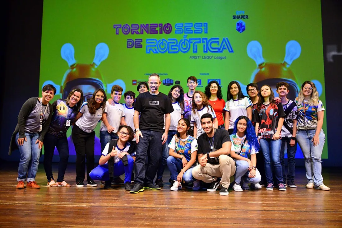 Equipe reunida no palco do Torneio SESI de Robótica, etapa FIRST LEGO League City Shaper.